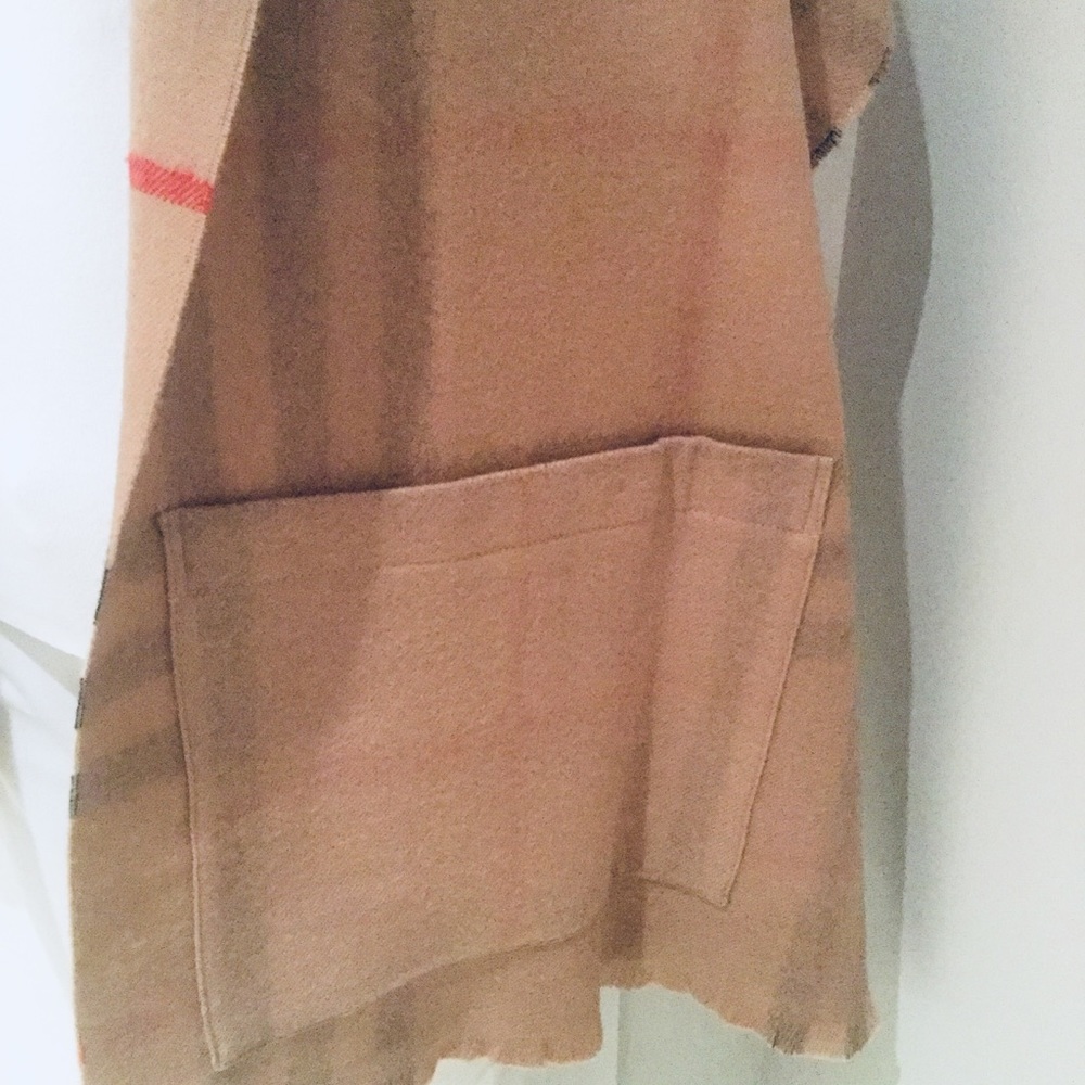BURBERRY ST. HELEN REVERSIBLE POCKET STOLE/ SCARF. - Picture 3 of 10